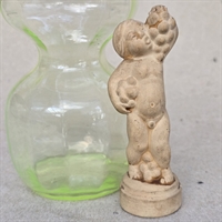 uglaseret-noegen-drengefigur-med-druer-Svend-Lindhart-skulptur-gammel-keramik-figur